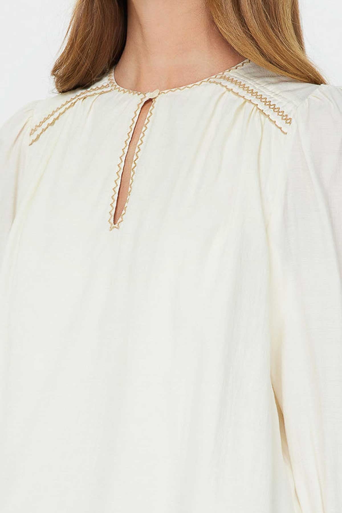 EMBROIDERED KEYHOLE PEASANT BLOUSE