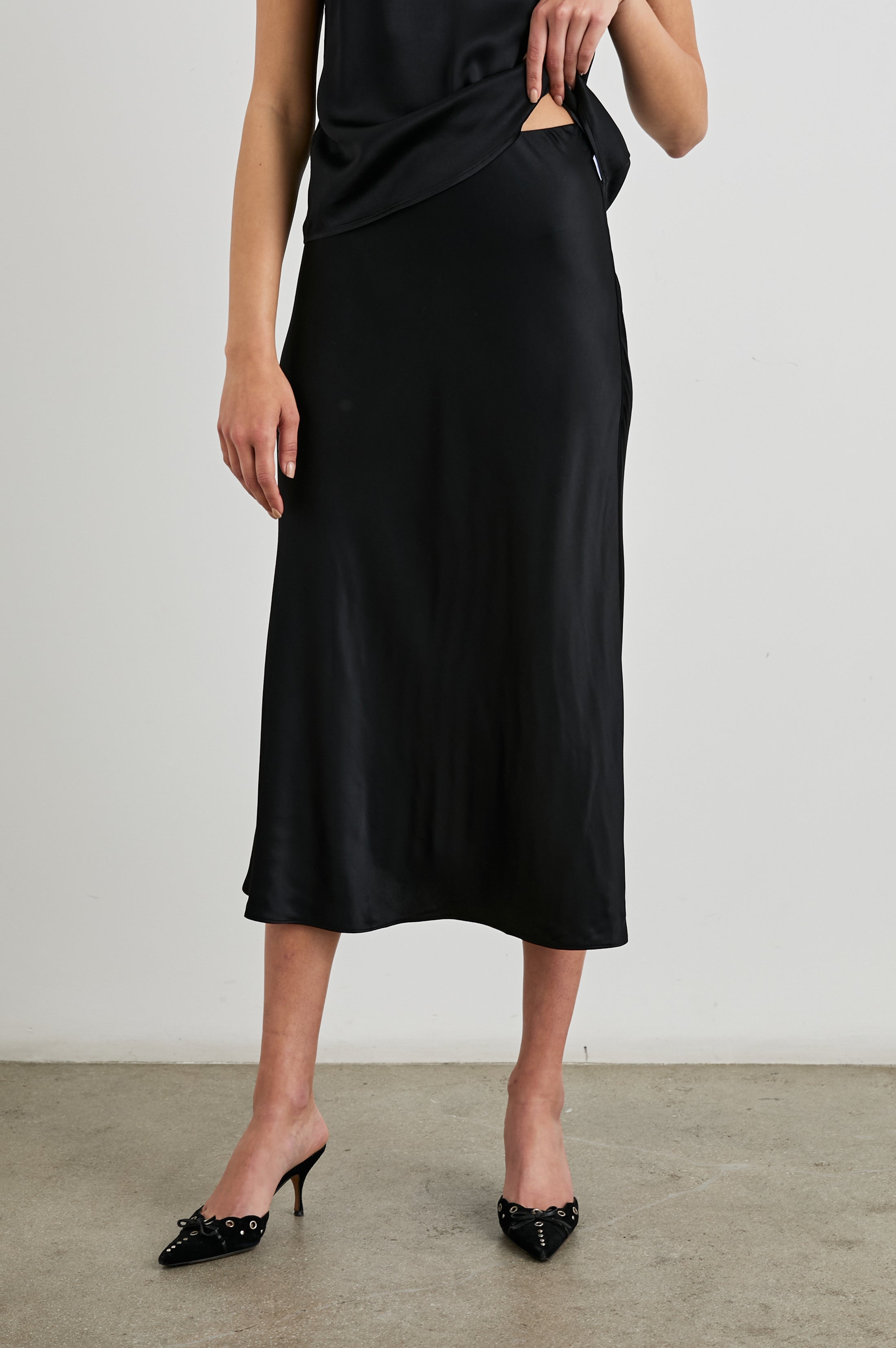 ANYA SATIN CREPE SKIRT