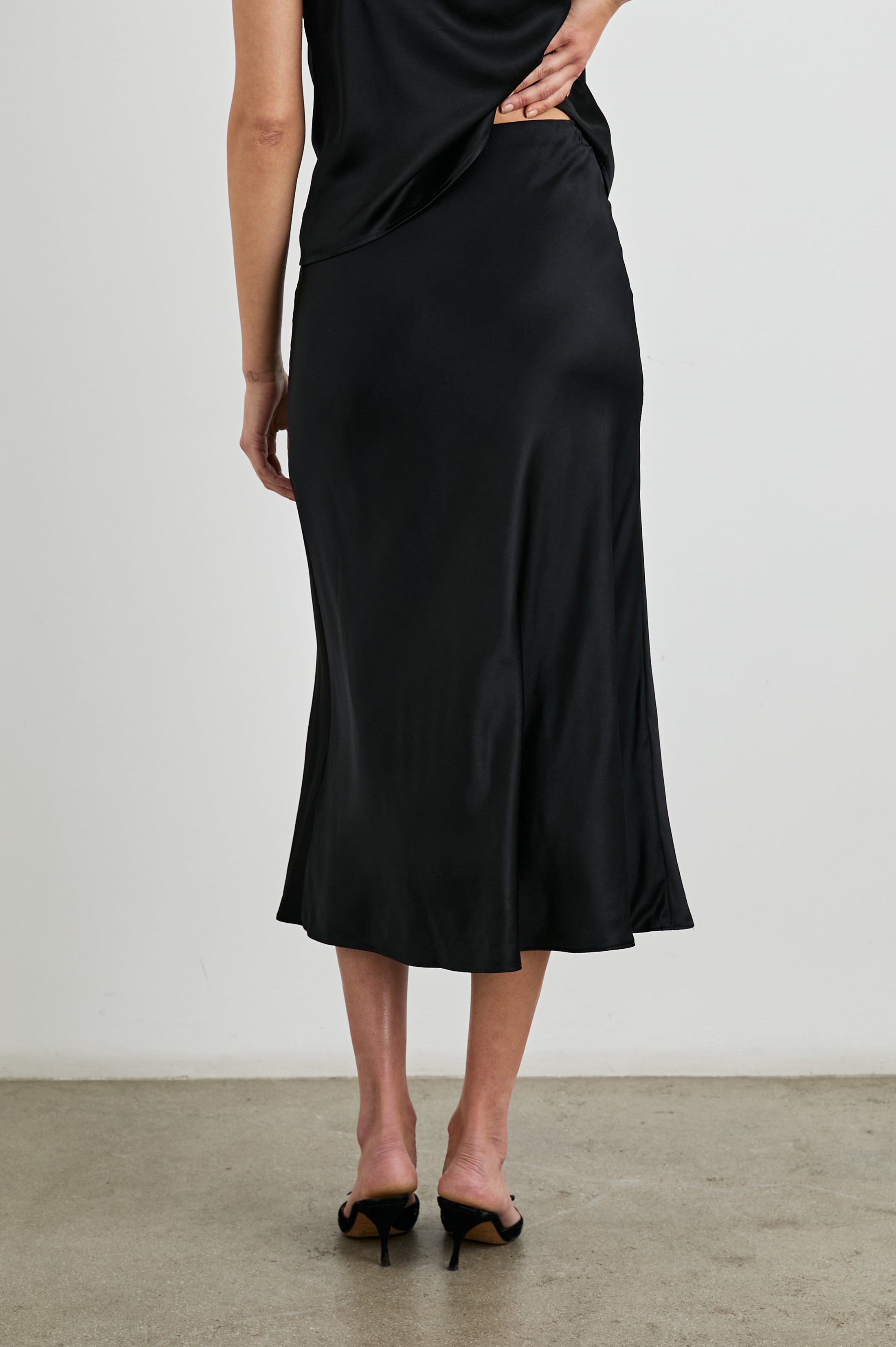ANYA SATIN CREPE SKIRT