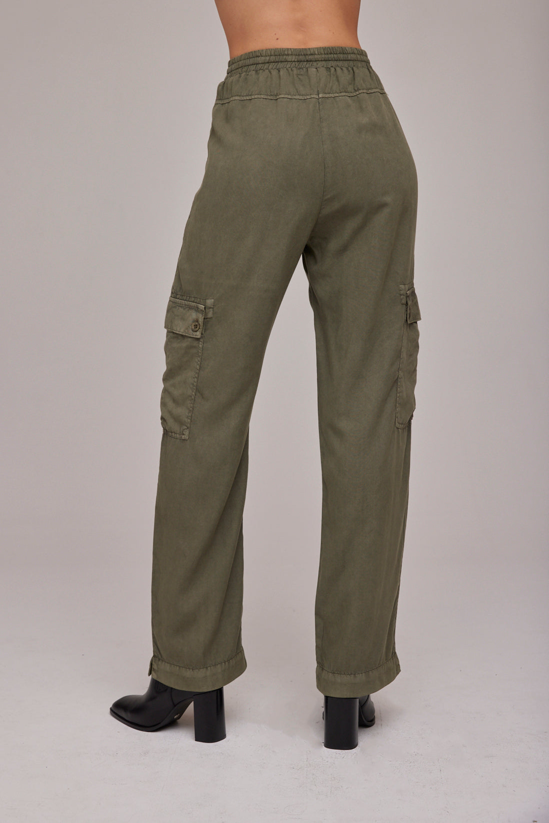 THE BELLA DAHL CLASSIC CARGO PANT