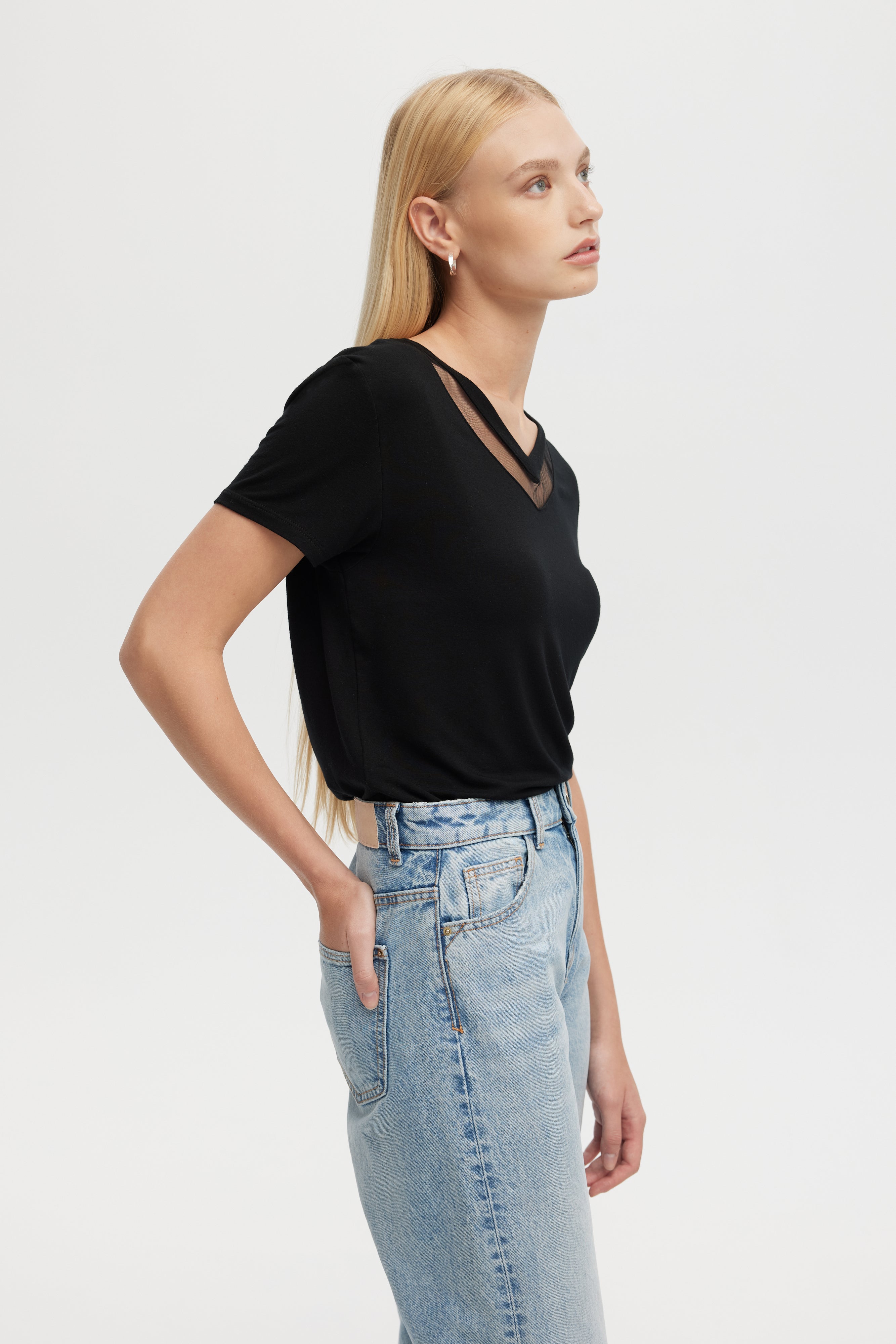 TULLE INSERTS V-NECK TEE