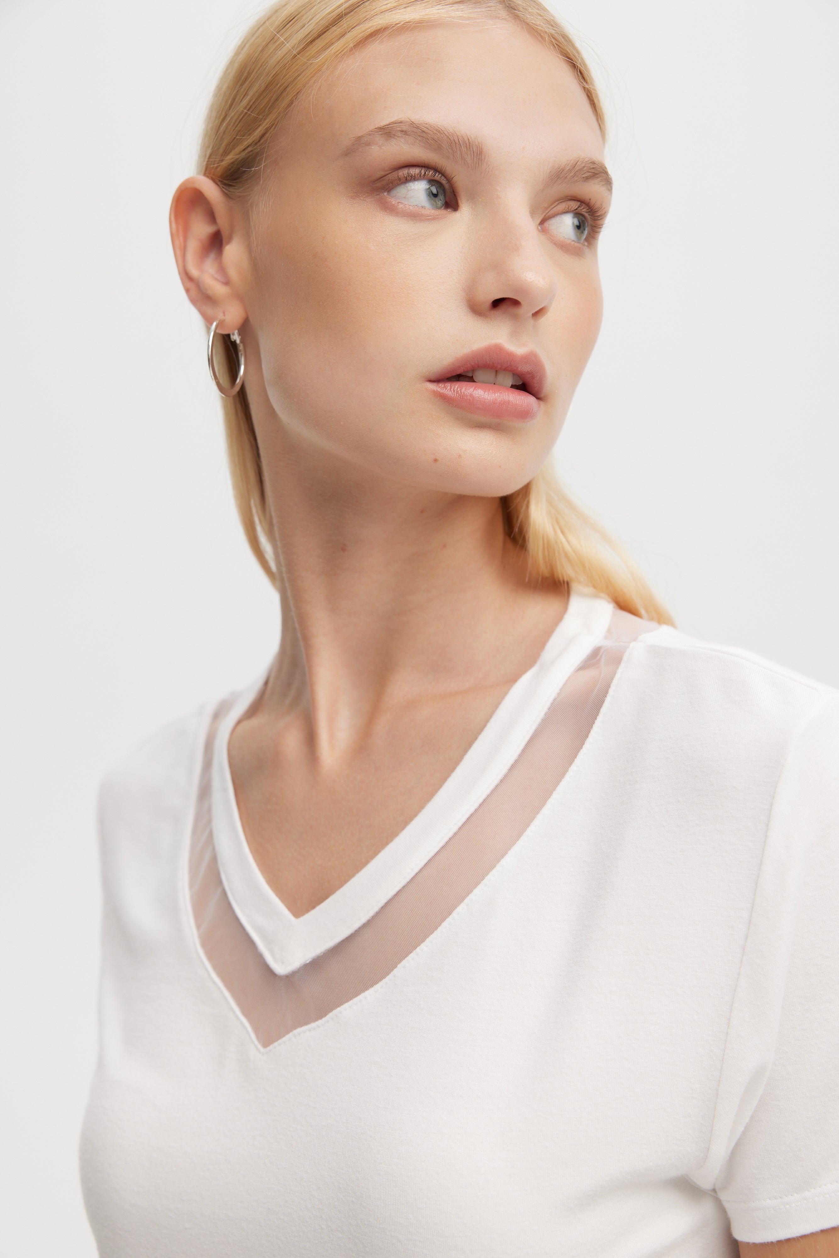 TULLE INSERTS V-NECK TEE