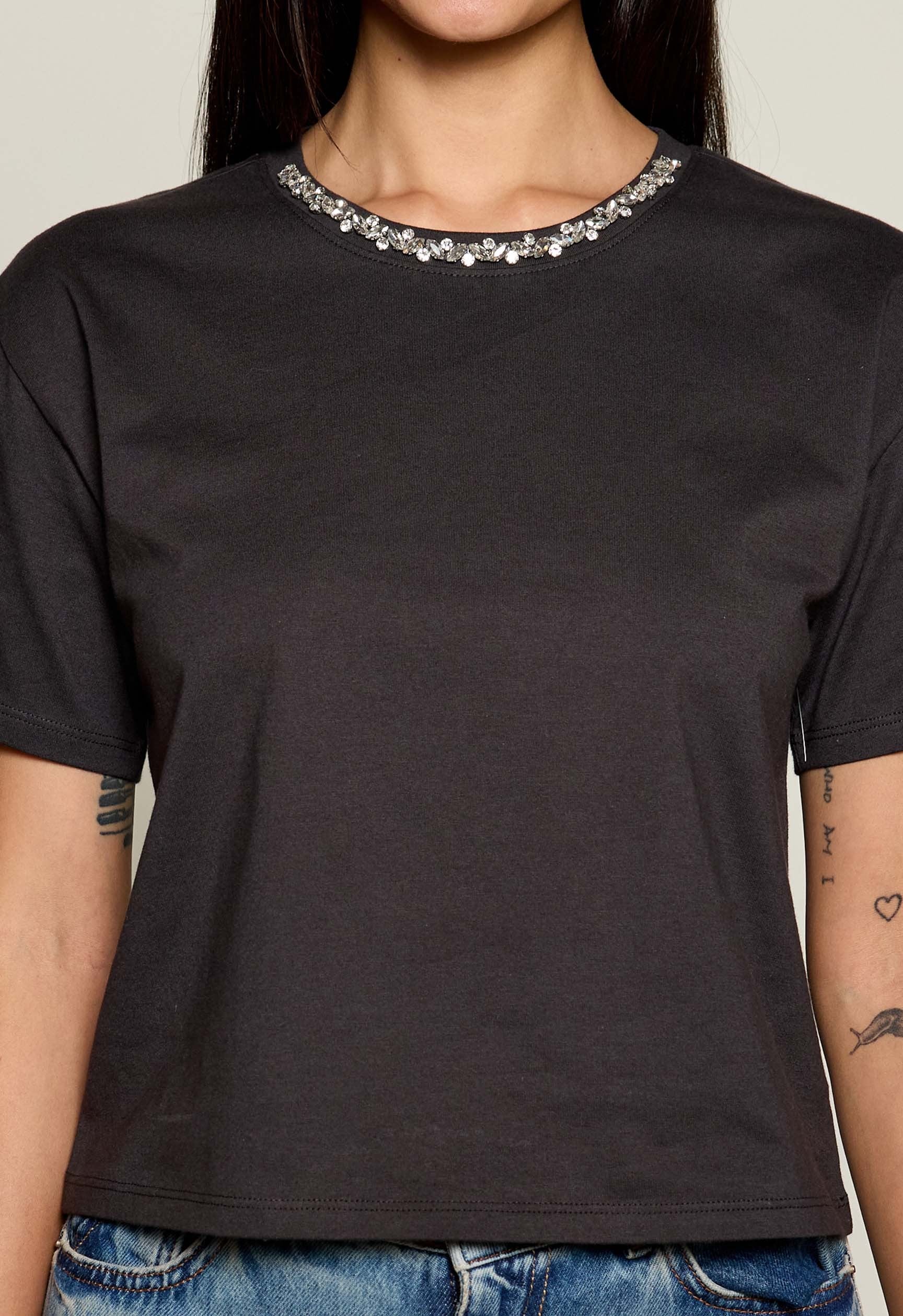 RHINESTONE TRIM TEE