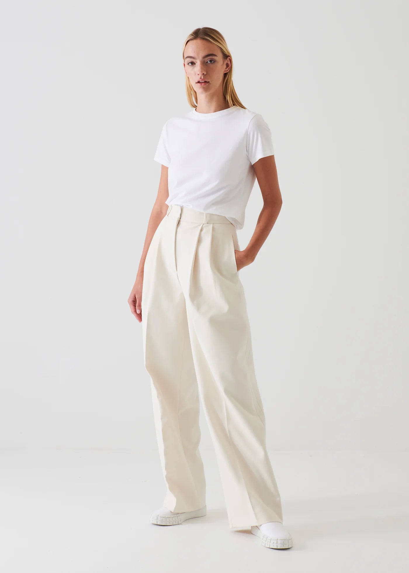 SHORT SLEEVE ICONIC FITTED CREW TEE