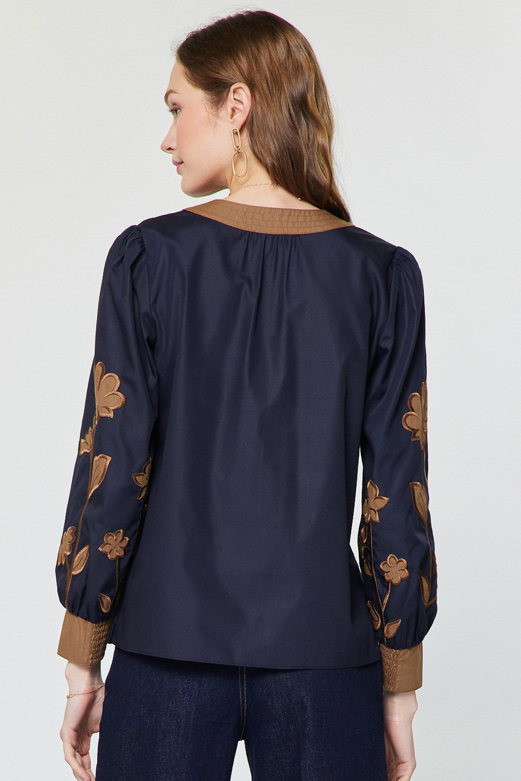 CONTRAST EMBROIDERED V-NECK BLOUSE