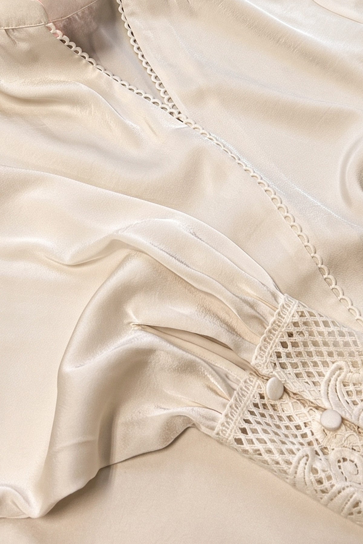 SCALLOP LACE TRIM V-NECK BLOUSE