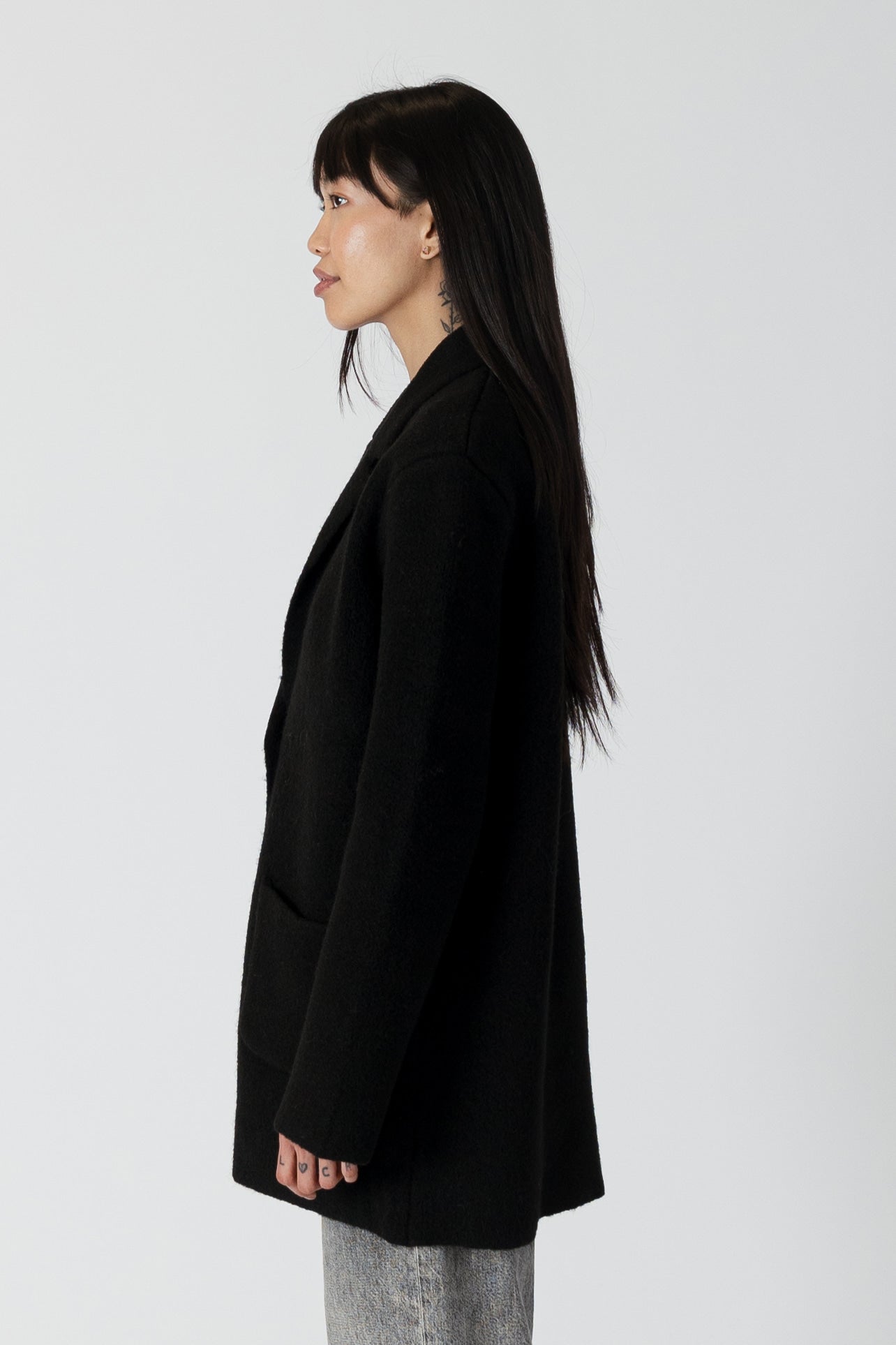 model wearing genie knit boyfriend blazer in black, side view