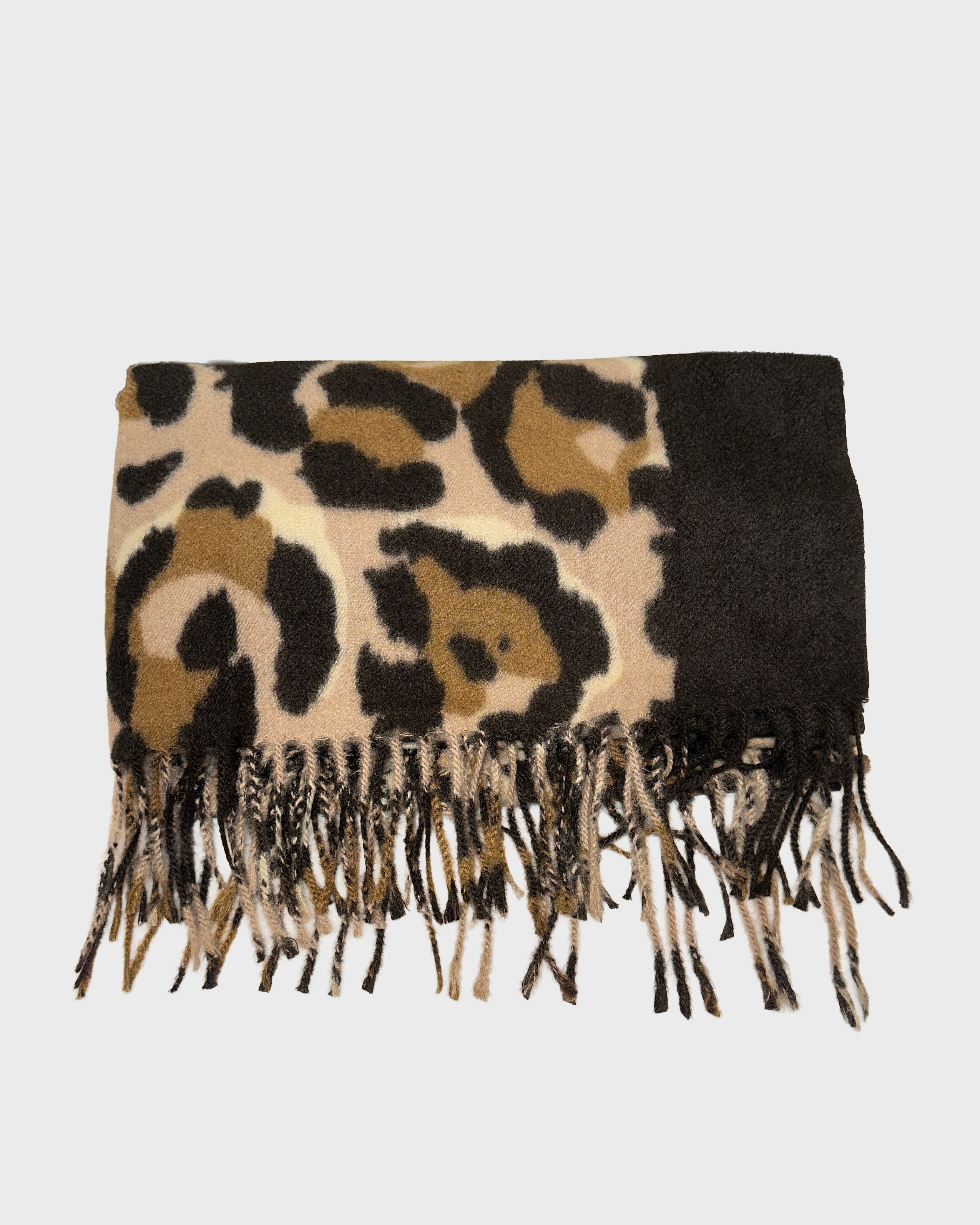 EXAGGERATED LEOPARD SCARF