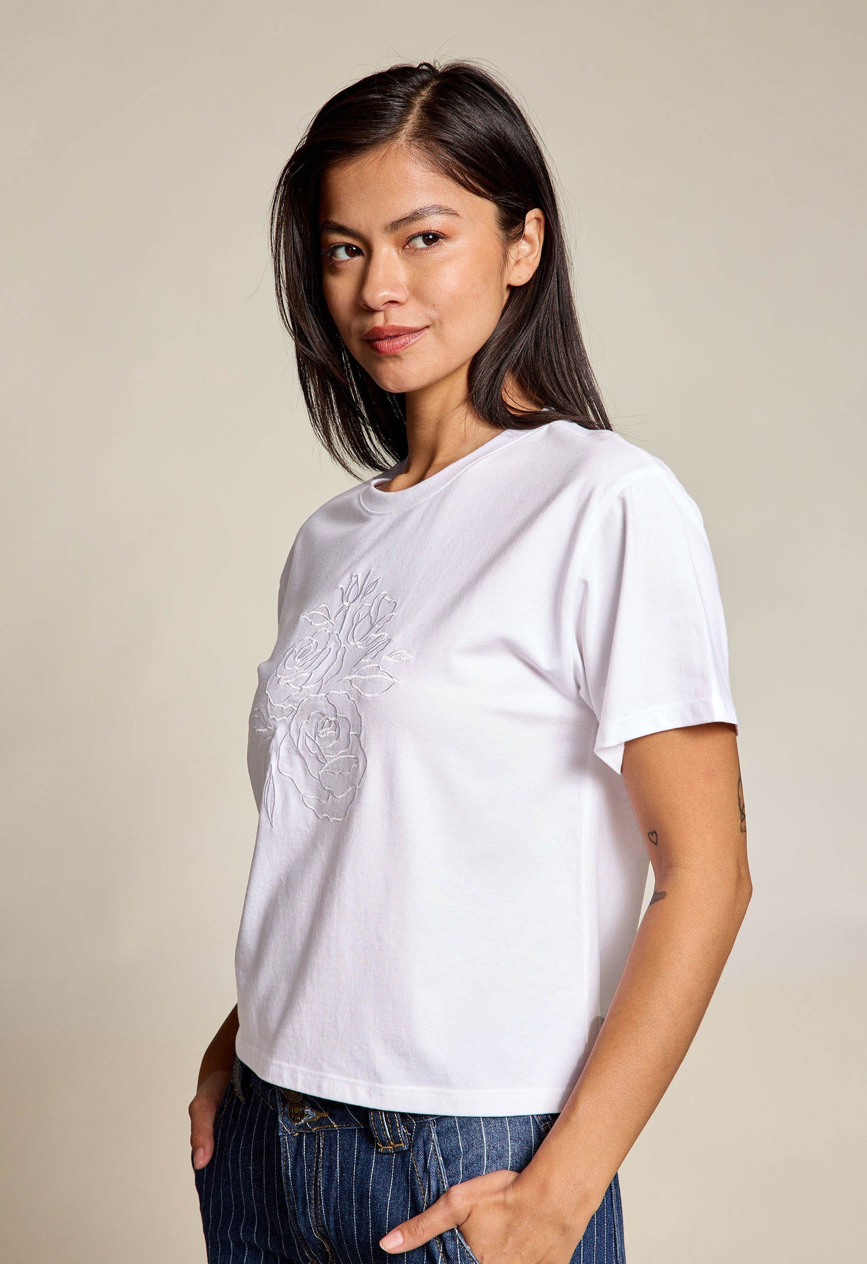 EMBROIDERED ROSES TEE