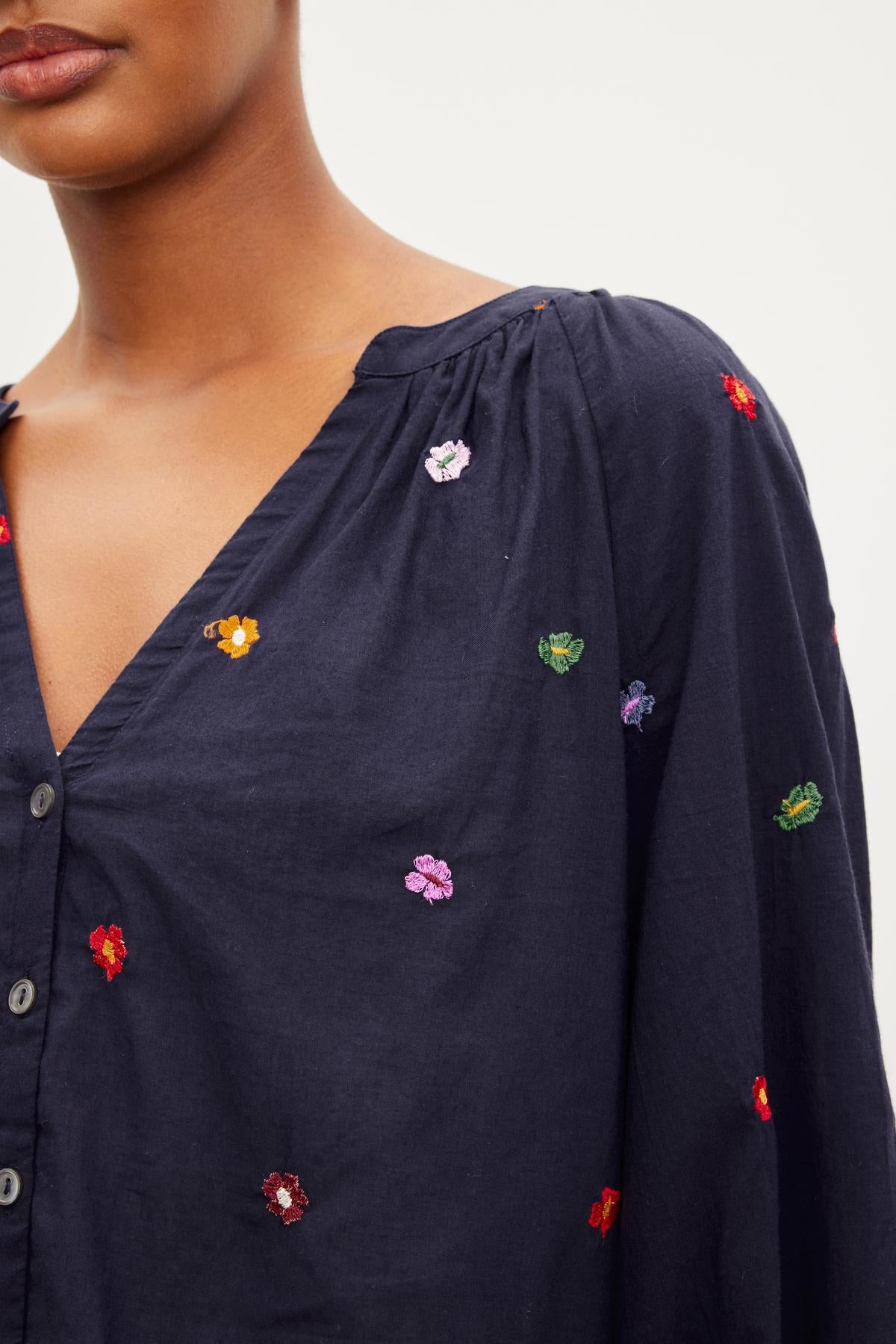 ARETHA FLORAL EMBROIDERY BLOUSE